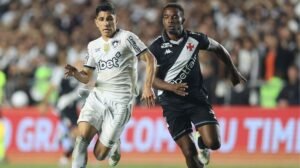 Savarino, do Botafogo, e Thiago Mendes, do Vasco - Crédito: 