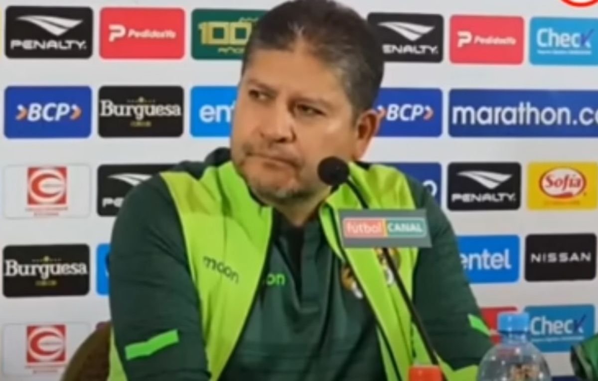 Oscar Villegas, técnico da Seleção Boliviana em coletiva de imprensa (foto: Reprodução)