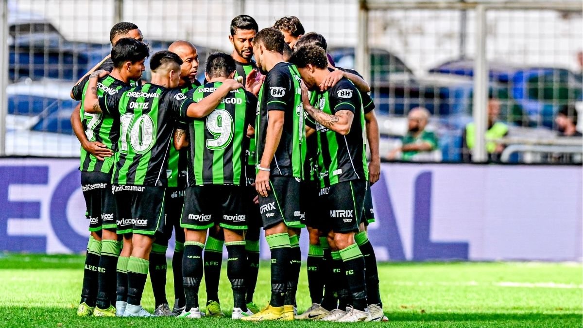 Jogadores do América reunidos antes de jogo da Série B (foto: Mourão Panda / América)