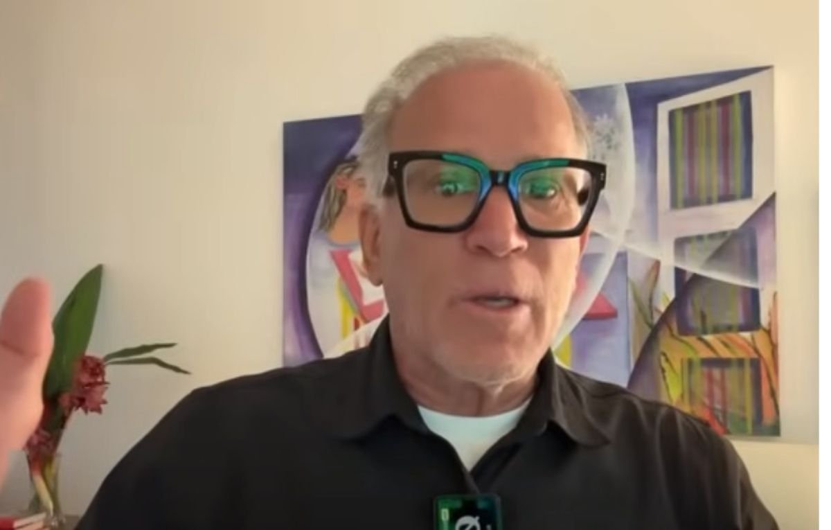 Jaeci Carvalho de camisa preta durante seu programa no Youtube (foto: Reprodução)