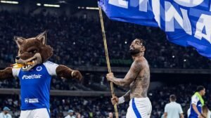 Gabigol carregou bandeira após classificação do Cruzeiro - Crédito: 