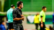 Técnico Alberto Valentim à beira de campo em jogo do América (foto: Mourão Panda/América)