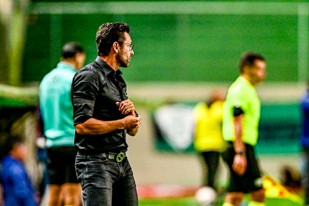 Técnico Alberto Valentim à beira de campo em jogo do América (foto: Mourão Panda/América)