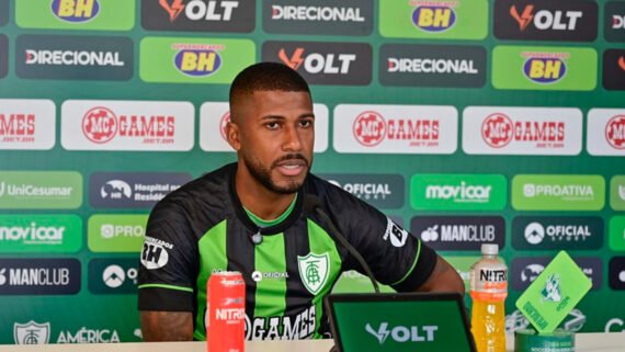 Emerson Santos foi apresentado no América (foto: Mourão Panda/América)