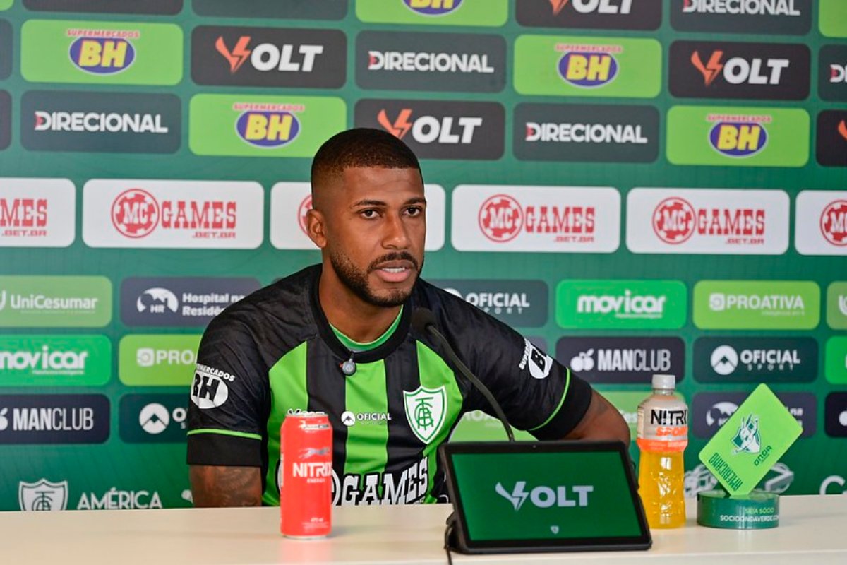 Emerson Santos foi apresentado no América (foto: Mourão Panda/América)