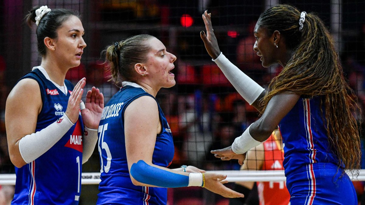 Héléna Cazaute (à esquerda) e Iman Ndiaye (à direita), destaques da França no Mundial de Vôlei (foto: Amaury PAUL / AFP)