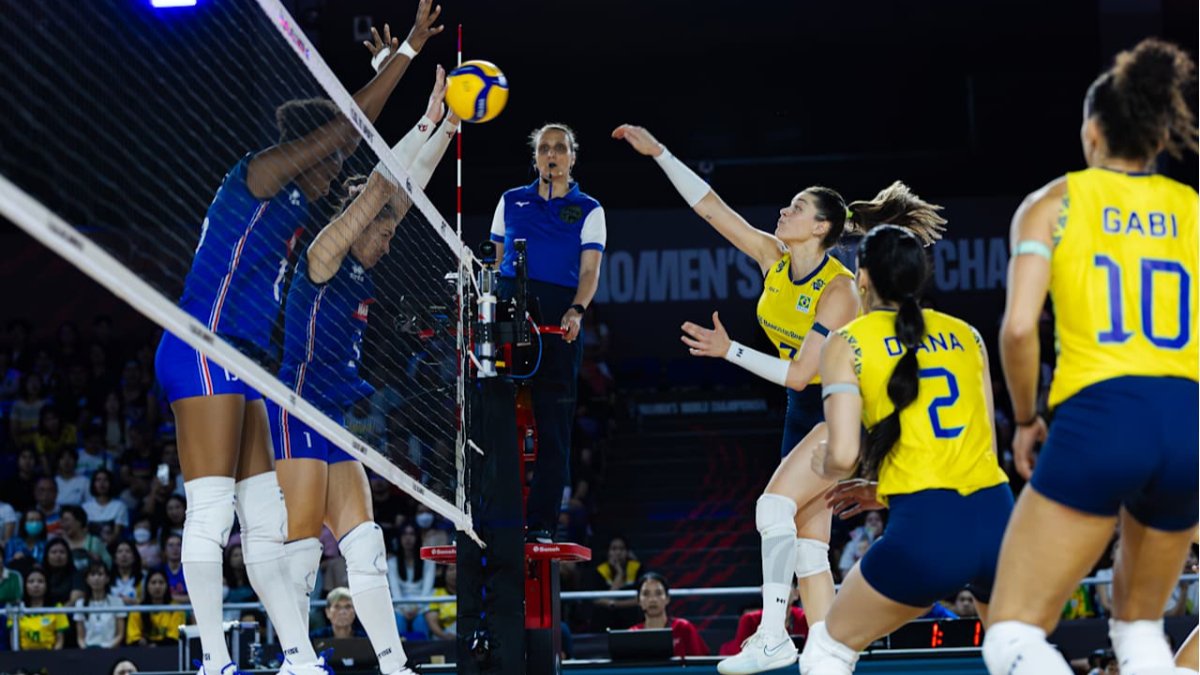 Jogo entre Brasil e França pela fase de grupos do Mundial Feminino de Vôlei (foto: Divulgação/FIVB)