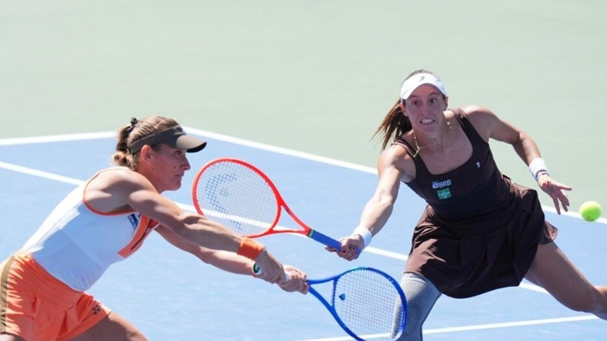 Timea Babos e Luisa Stefani jogando tênis em duplas no US Open (foto: Manuela Davies/USTA)
