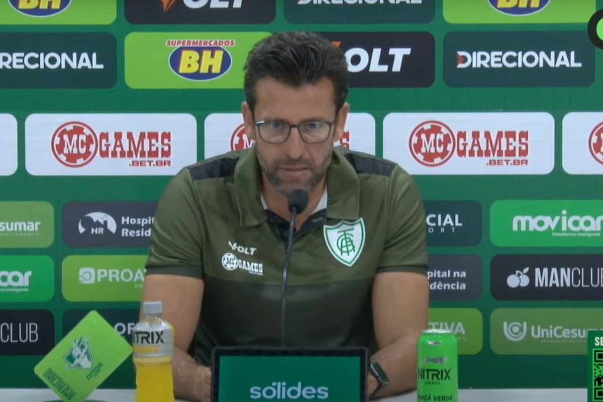 Alberto Valentim em entrevista coletiva após vitória do América (foto: Reprodução)