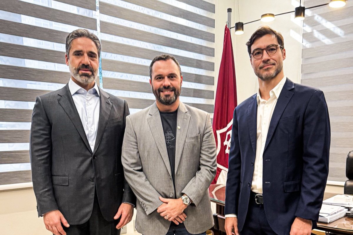 Mário Bittencourt ao lado de intermediadores de proposta da SAF do Fluminense (foto: Divulgação/Fluminense)