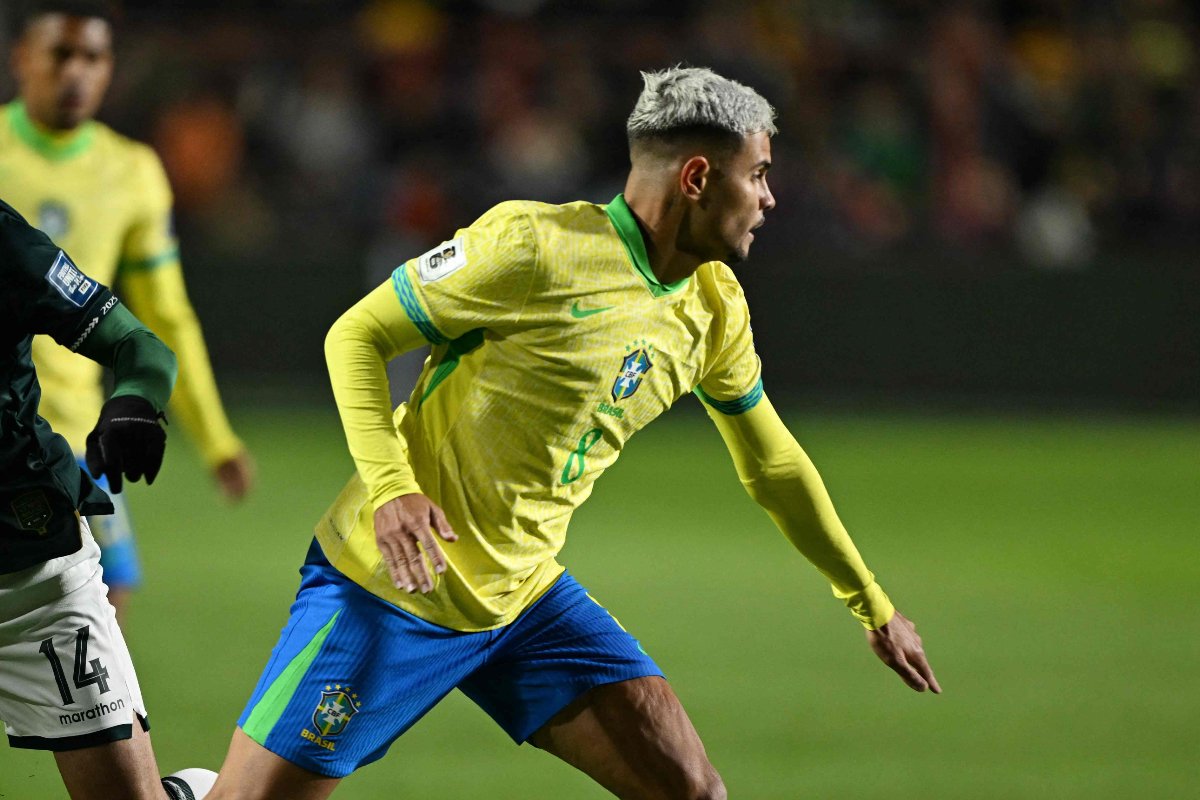 Bruno Guimarães em campo pela Seleção Brasileira (foto: AIZAR RALDES / AFP)