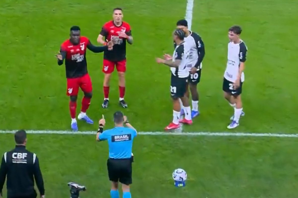 Momento em que árbitro anulou o gol do Athletico-PR contra o Corinthians (foto: Reprodução)