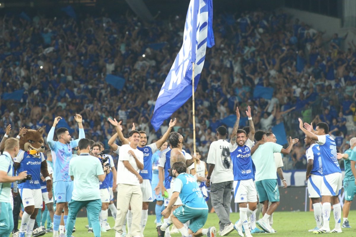 Jogadores do Cruzeiro comemoram classificação sobre o Atlético na Copa do Brasil (foto: Edésio Ferreira/EM/D.A. Press)