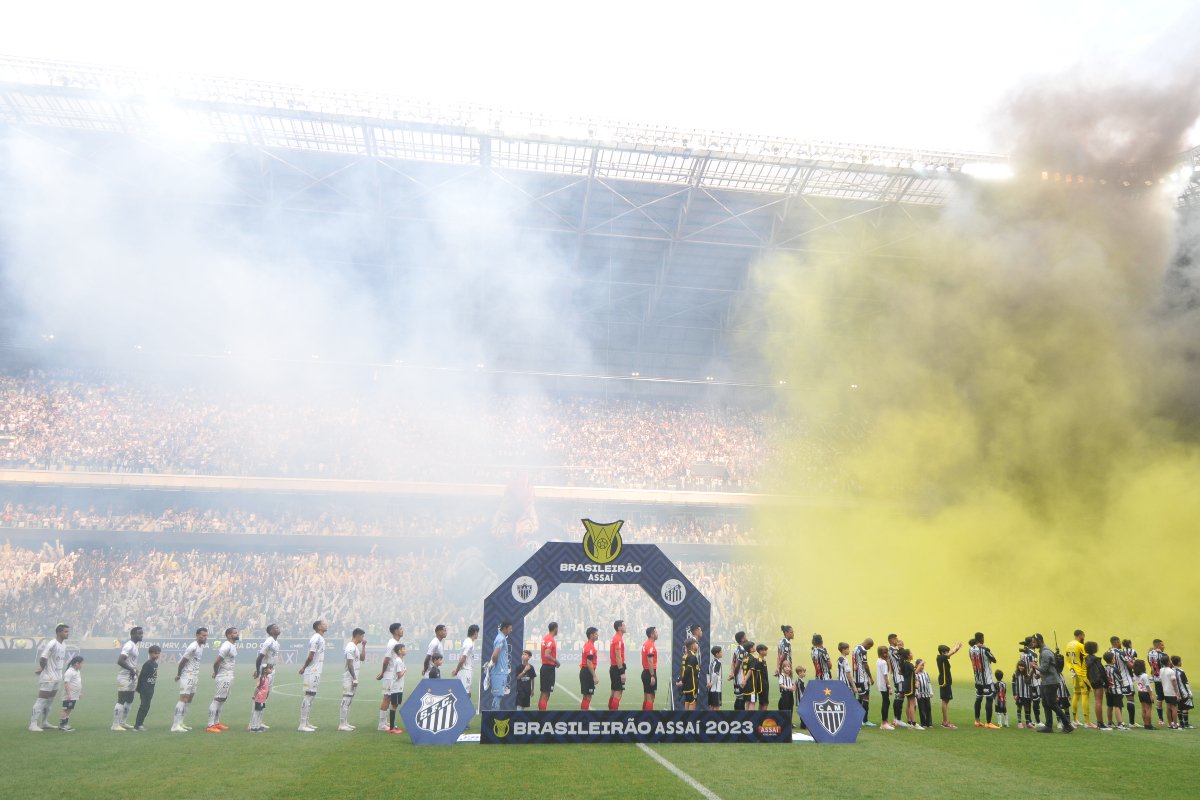 Jogadores de Santos e Atlético na Arena MRV (foto: Alexandre Guzanshe/EM/D.A Press - 27/8/2023)