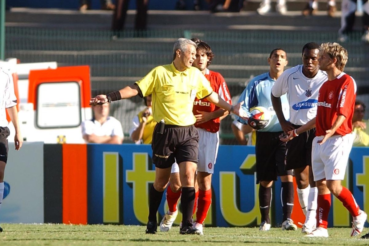 Márcio Rezende de Freitas durante Corinthians x Internacional em 2005 - (foto:  MARCELO JUSTO/A TRIBUNA DE SANTOS - 20/11/2005)