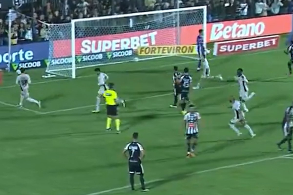 Jogadores do Athletico-PR comemoram gol contra o Athletic (foto: Reprodução)