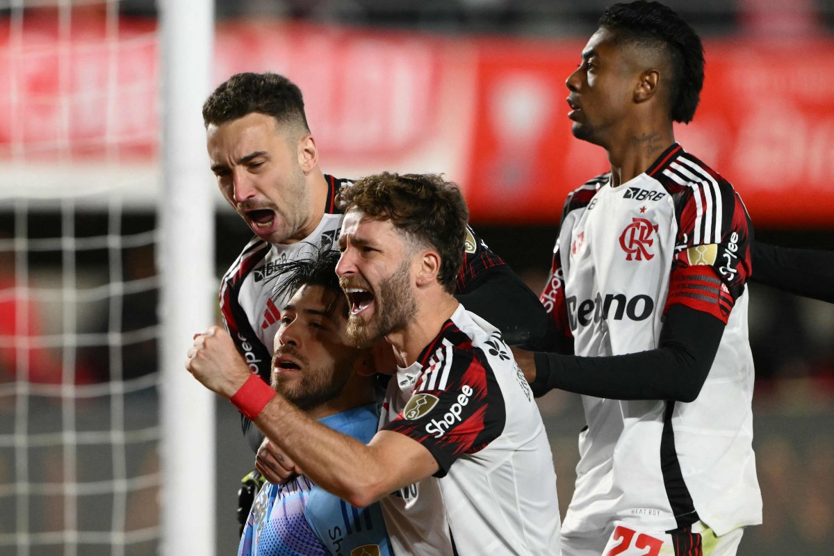 Jogadores do Flamengo comemoram classificação na Libertadores (foto: LUIS ROBAYO/AFP)