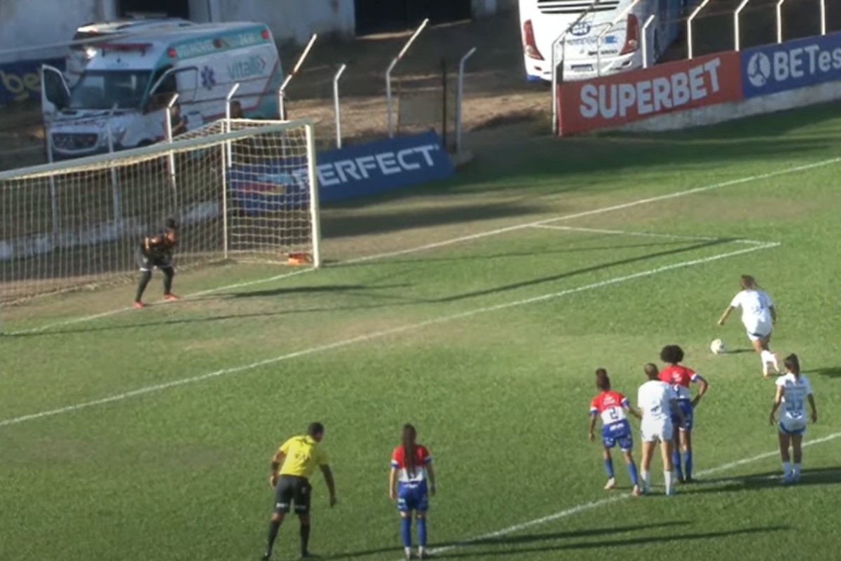 Cobrança de pênalti de Byanca Brasil em Valadares x Cruzeiro pelo Campeonato Mineiro Feminino (foto: Reprodução)