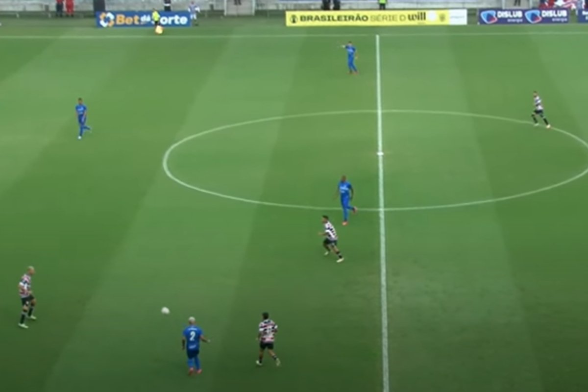 Lance do jogo entre Santa Cruz e Barra pela final da Série D (foto: Reprodução/Metrópoles)