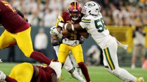 Lance do jogo entre Commanders e Packers pela NFL - Crédito: 