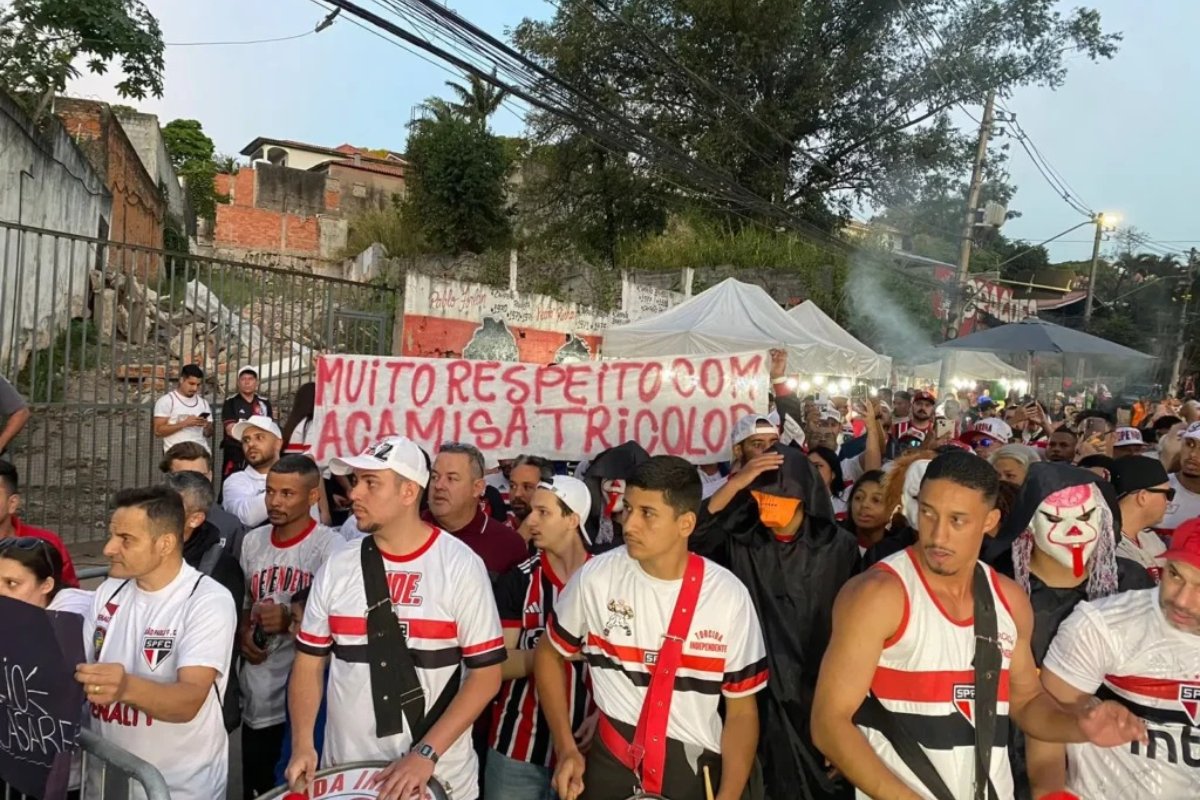Torcedores do São Paulo durante protesto no Morumbis (foto: Marcelo Baseggio/Gazeta Esportiva)