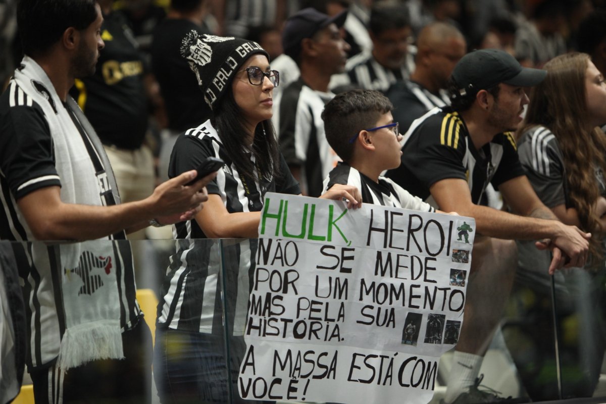 Cartaz em apoio a Hulk, atacante do Atlético