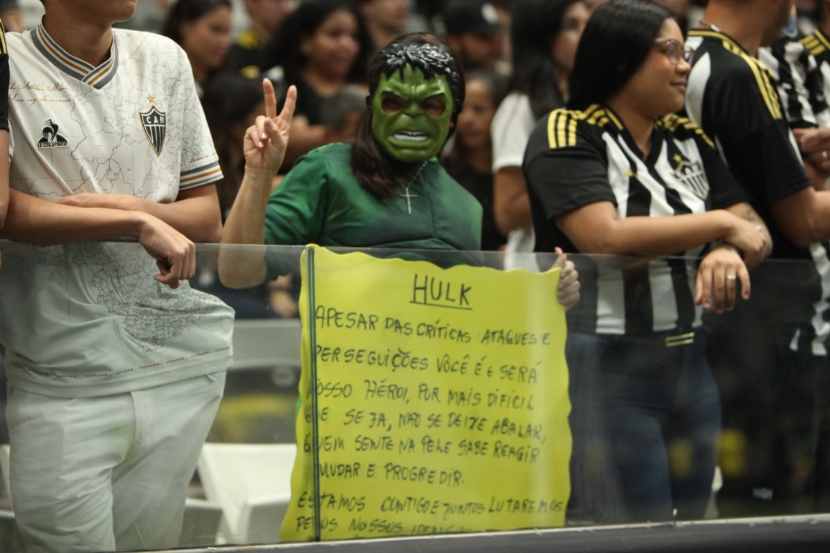 Cartaz em apoio a Hulk, atacante do Atlético