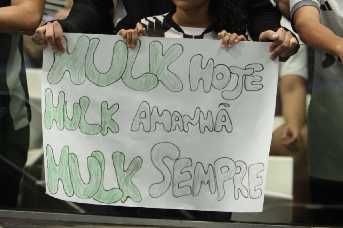 Cartaz em apoio a Hulk, atacante do Atlético