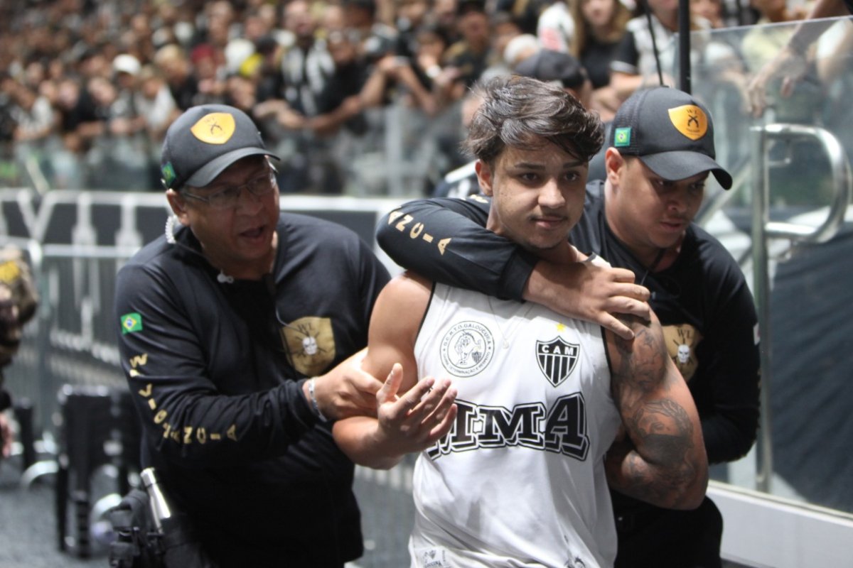 Torcedor do Atlético sendo retirado das arquibancadas da Arena MRV por seguranças - (foto: Edesio Ferreira/EM/D.A Press)