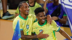 Estêvão e João Pedro em campo pela Seleção Brasileira - Crédito: 