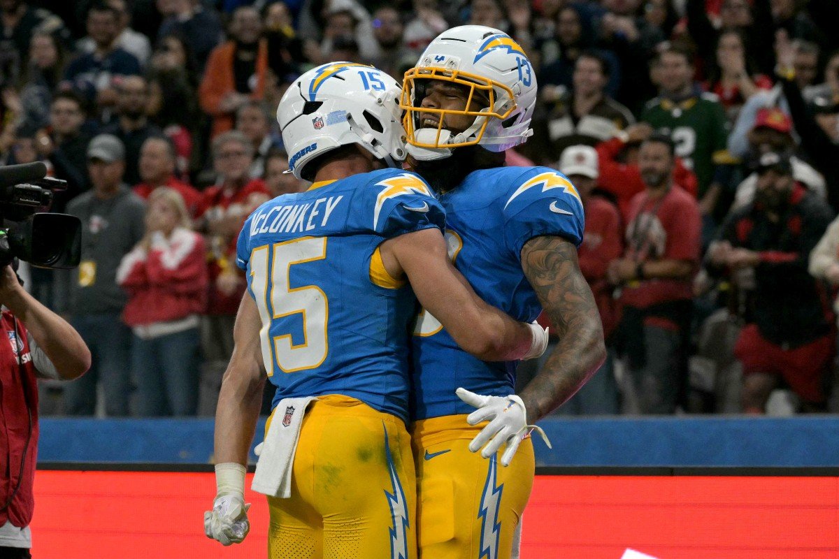 Jogadores dos Chargers comemoram em vitória sobre os Chiefs pela NFL (foto: AFP)