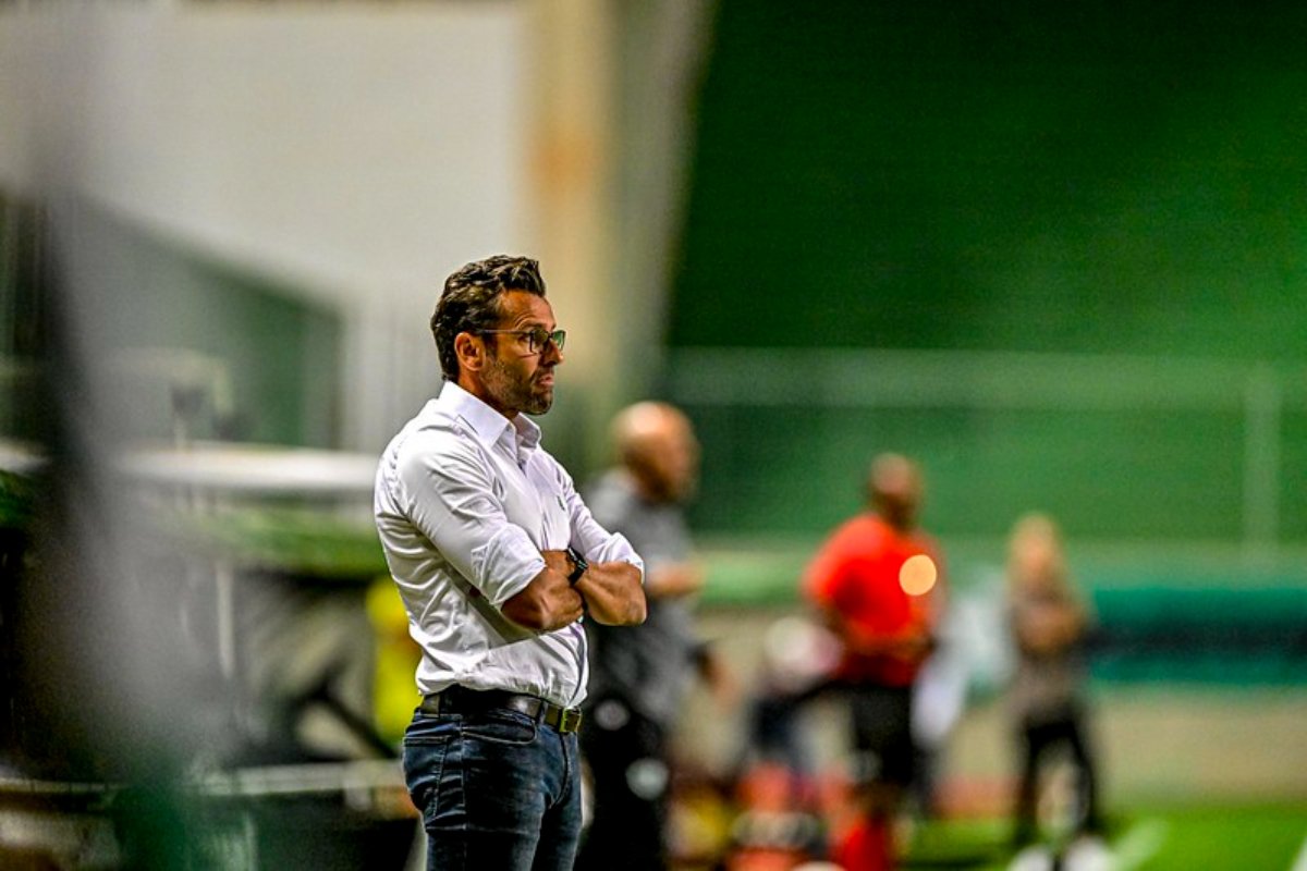 Alberto Valentim, técnico do América, no Independência (foto: Mourão Panda/América)