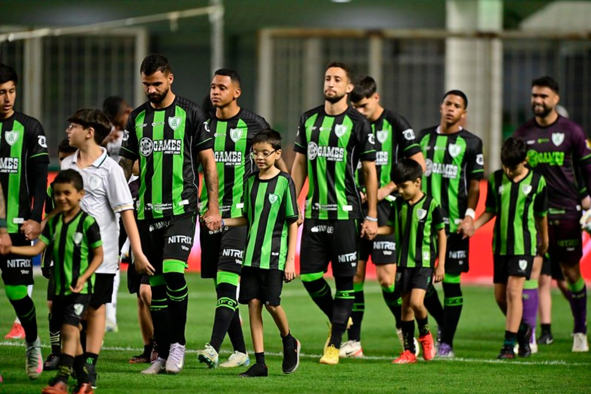 Jogadores do América em jogo pela Série B (foto: Mourão Panda/América)