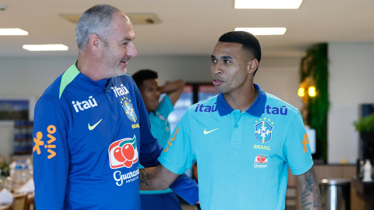 Jean Lucas com a camisa da Seleção Brasileira (foto: @rafaelribeirorio / CBF)