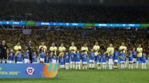 Jogadoras da Seleção Brasileira e a torcida ao fundo - Crédito: 