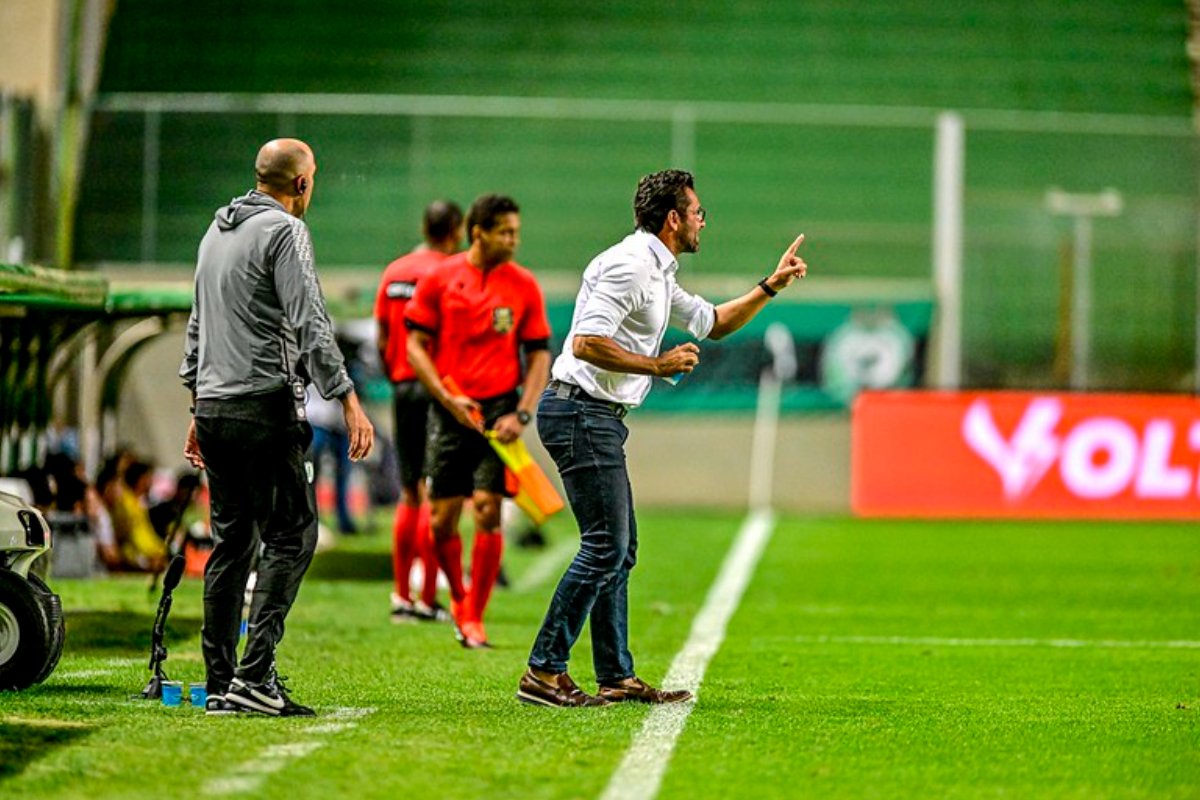 Alberto Valentim fez projeção para a Série B (foto: Mourão Panda/América)