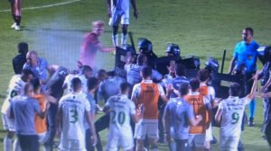 Jogo entre América e Atlético-GO terminou em confusão - Crédito: 