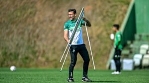 Técnico Alberto Valentim em treino no CT Lanna Drumond - Crédito: 