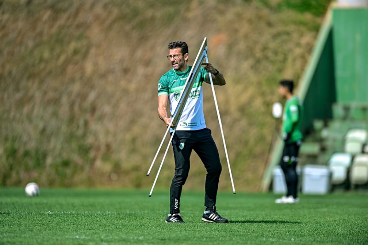 Técnico Alberto Valentim em treino no CT Lanna Drumond (foto: Mourão Panda/América)