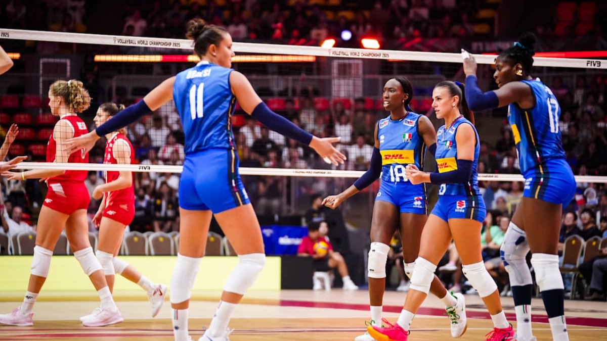 Jogadores da Itália no duelo com a Polônia no Mundial de Vôlei (foto: Divulgação/FIVB)