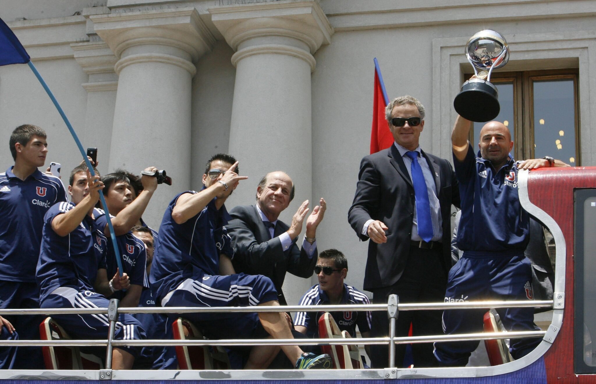 Jorge Sampaoli ergue a taça da Copa Sul-Americana de 2011 pela Universidad de Chile - (foto: Victor Ruiz Caballero/Reuters)