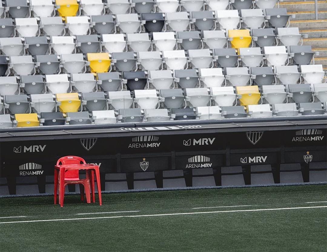 Atlético posicionou uma mesa e uma cadeira de plástico em frente ao banco de reservas da Arena MRV (foto: Atlético/Divulgação)