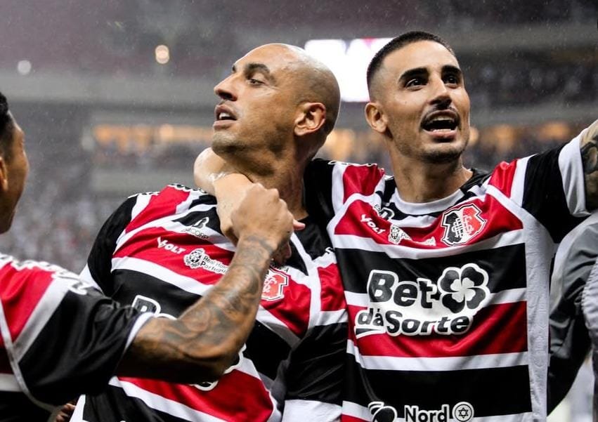 Ariel e Thiago Galhardo, jogadores do Santa Cruz (foto: Evelyn Vitória/Santa Cruz Futebol Clube)