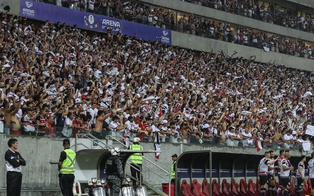 Torcida do Santa Cruz na Arena Pernambuco (foto: Evelyn Vitória/Santa Cruz Futebol Clube)