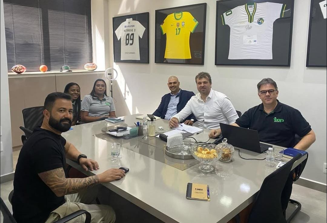 Integrantes da Top Family em reunião com o staff de Matheus Henrique, volante do Cruzeiro - (foto: Top Family)
