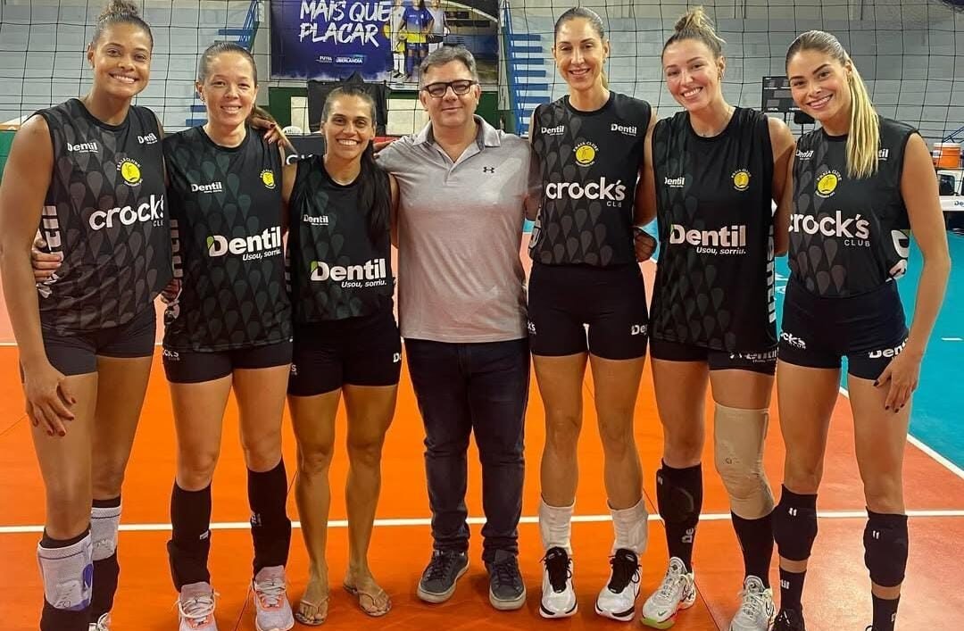 Marcelo Claudino ao lado de jogadoras do Praia Clube; Carol Gattaz é embaixadora da Top Family - (foto: Arquivo pessoal)