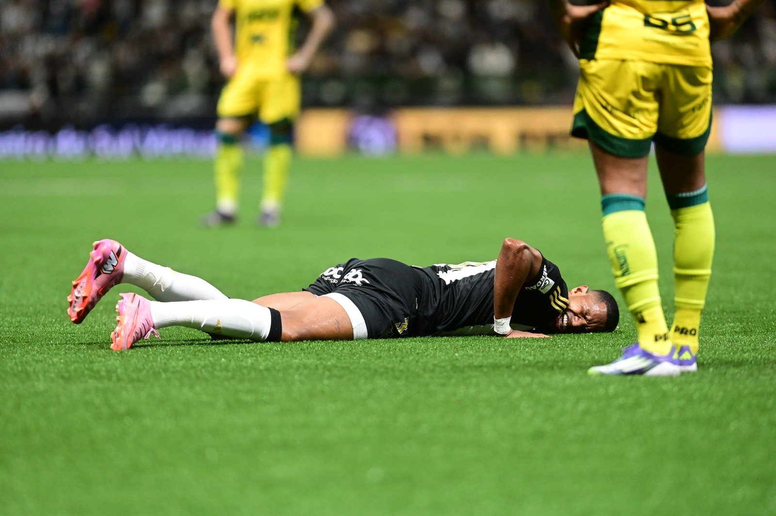 Júnior Santos se machucou no fim de Atlético x Mirassol (foto: Leandro Couri/EM D.A Press)
