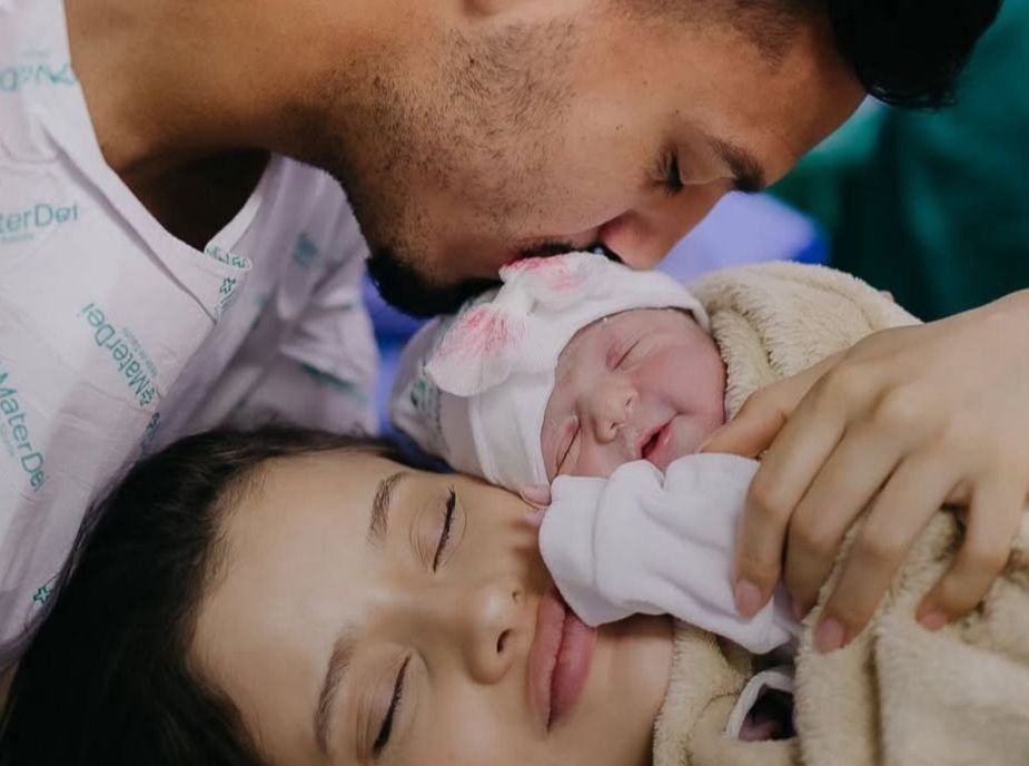 Gabriel Menino, do Atlético, beija a filha Maria Liz ao lado da esposa Brendha Moreira (foto: Reprodução/Instagram/Gabriel Menino)