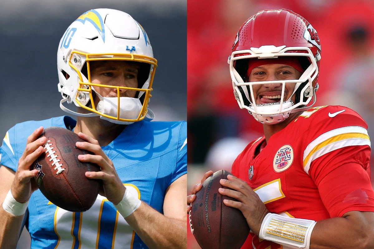 Justin Herbert, quarterback do Los Angeles Chargers, e Patrick Mahomes, quarterback do Kansas City Chief (foto: HARRY HOW/AFP - JAMIE SQUIRE/AFP)
