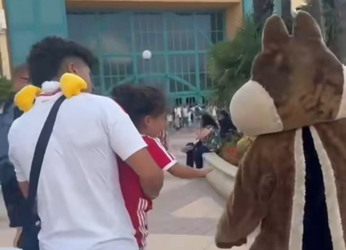 Raphinha denuncia racismo em parque da Disney após filho ser ignorado por personagens (foto: Reprodução/Instagram)